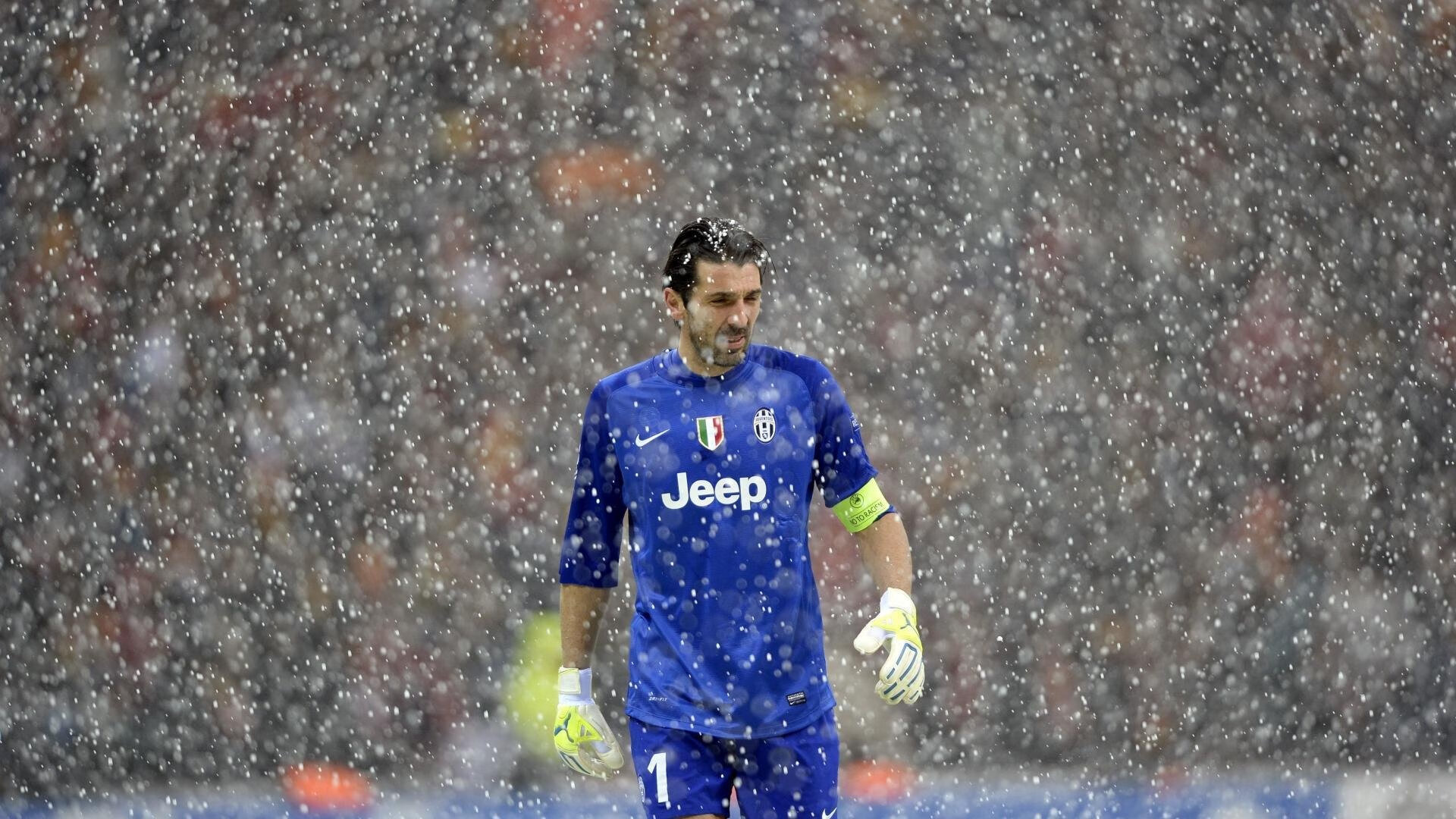 柔佛新山与上海申花展开激烈对决，最终3-1制胜，幼儿园放鞭炮